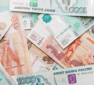 Кто в мае получит зарплату досрочно